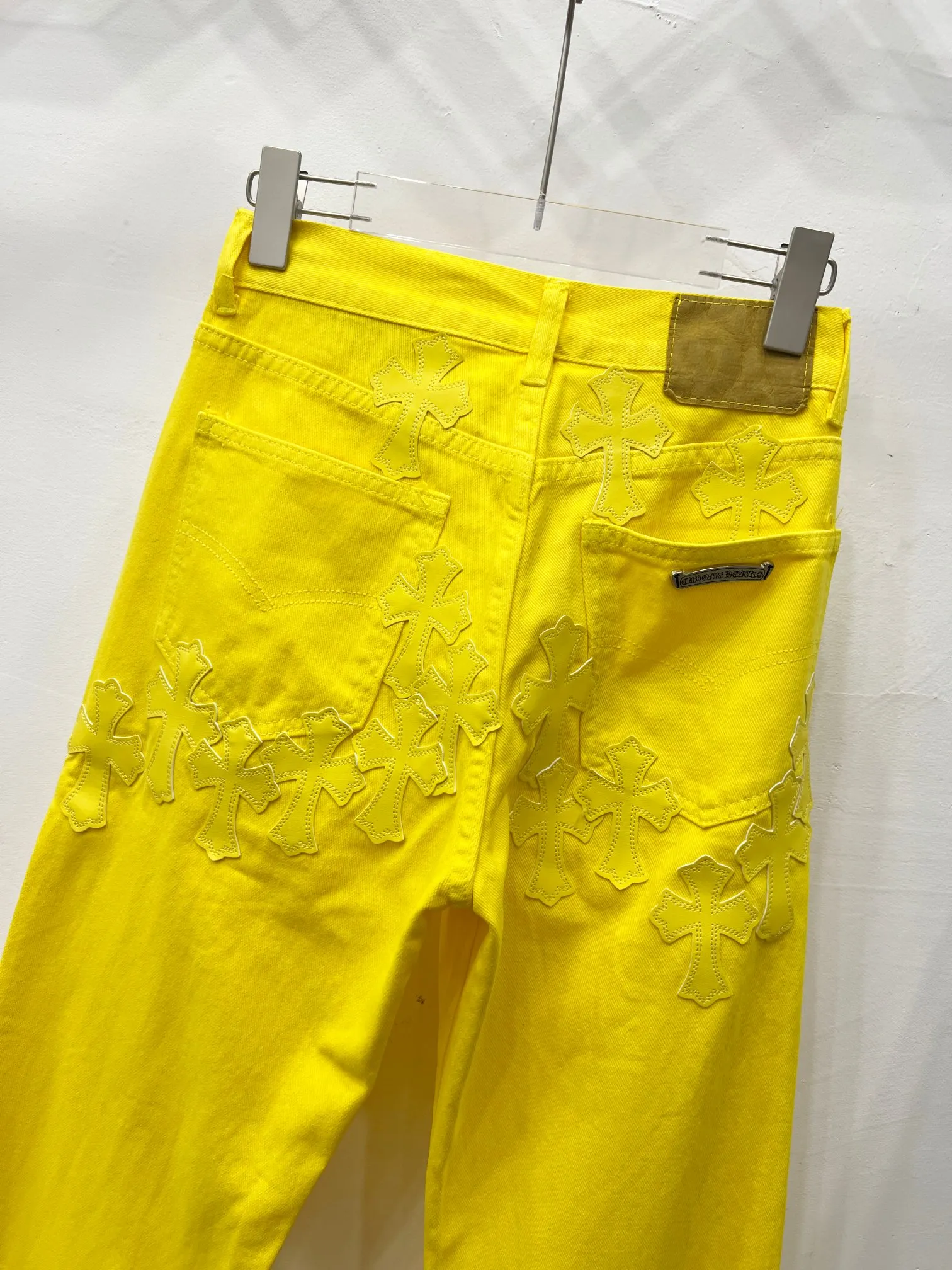 P290 style number: (r004) Chrome Hearts CH Chrome Hearts, the same jeans worn by Fan Bingbing’s brother Fan Chengcheng, exudes unruly personality and unique charm. Every wear and tear is carefully designed to present a unique artistic feel. Made of imported denim fabric, which has undergone heavy industrial washing and destruction treatment, the trousers show a super cool effect on the upper body, allowing you to dominate the fashion stage.  This is more than just a pair of jeans, it is an expression of attitude. With its unique design concept and ultimate pursuit of details, Croxin breaks traditional boundaries and defines the jeans trend in the new era. The trousers are made of double-layer woven fabric and matched with customized hardware, showing an incomparably beautiful and unique style, making every wearer the focus of fashion. Imported denim fabric, super heavy-duty washed and damaged, the upper body is super cool! Customized hardware, incomparably good-looking style. The production process is difficult. It has a high-street feel. Color: lemon yellow Size: S M L XL